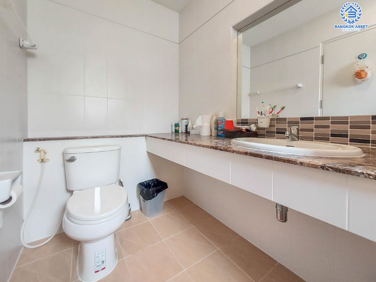 บ้านเดี่ยวมือสองย่านปทุมธานี ม.ชวนชื่นกรีนบาวด์ กรุงเทพ-ปทุมธานี บ้านสวยพร้อมเข้าอยู่ อยู่ในโครงการสภาพแวดล้อมดีมาก มีสนามกอล์ฟ เนื้อที่ 60.6 ตร.ว. ฟังก์ชัน 3 ห้องนอน 3 ห้องน้ำ จอดรถได้ 2 คัน บนทำเลเดินทางสะดวก เชื่อมต่อถนนหลายเส้นทาง ใกล้จุดขึ้นทางด่วน "อุดรรัถยา"